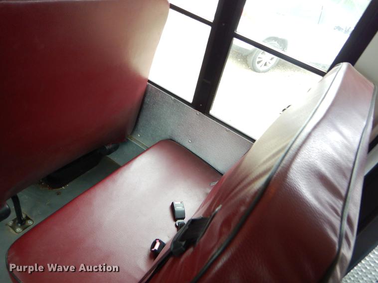 image for item FQ9658 2005 Ford E450 shuttle bus