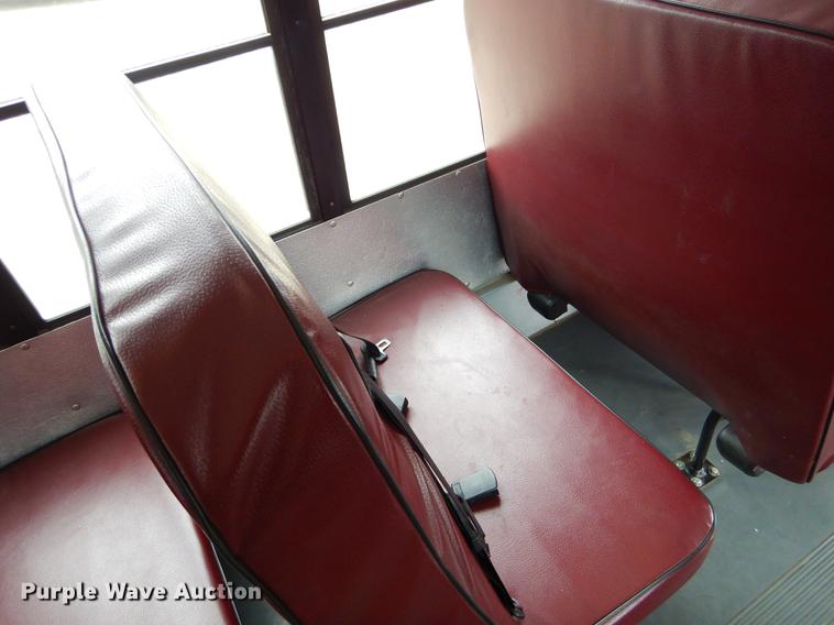 image for item FQ9658 2005 Ford E450 shuttle bus