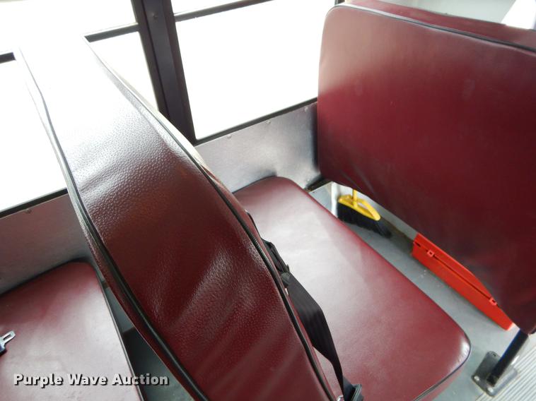 image for item FQ9658 2005 Ford E450 shuttle bus