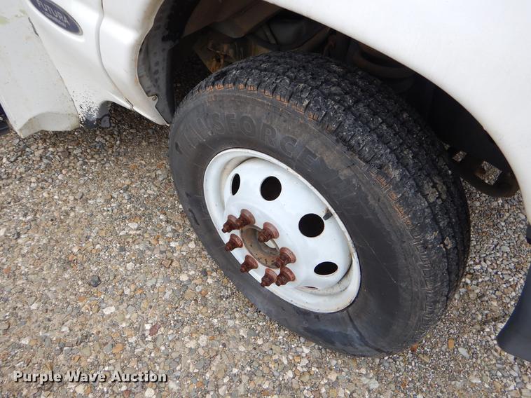 image for item FQ9658 2005 Ford E450 shuttle bus