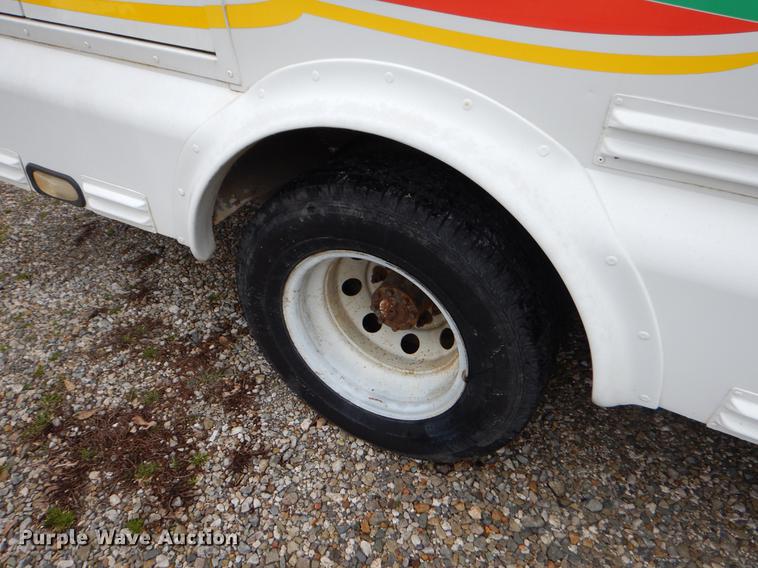 image for item FQ9658 2005 Ford E450 shuttle bus