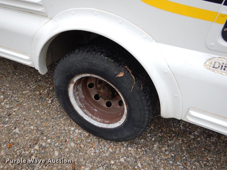 image for item FQ9658 2005 Ford E450 shuttle bus