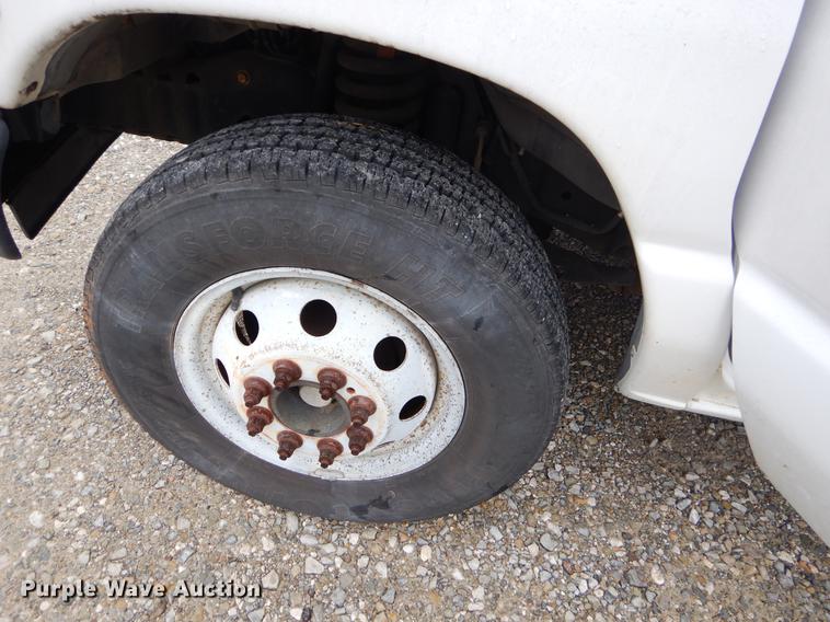 image for item FQ9658 2005 Ford E450 shuttle bus