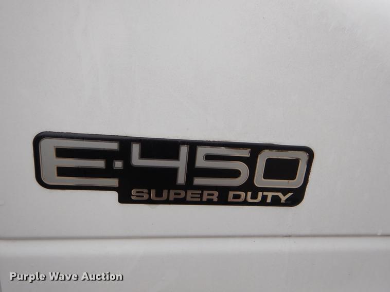 image for item FQ9658 2005 Ford E450 shuttle bus