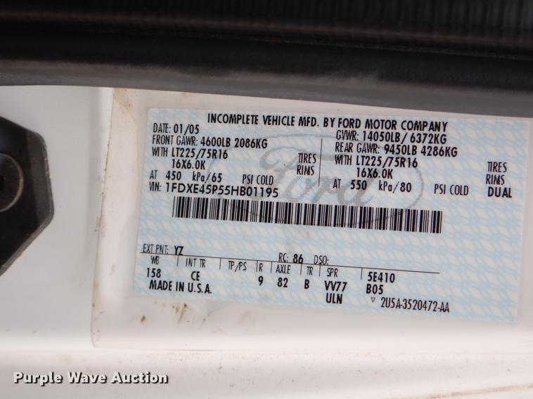 image for item FQ9658 2005 Ford E450 shuttle bus