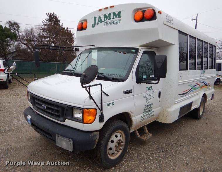 image for item FQ9659 2005 Ford E450 shuttle bus