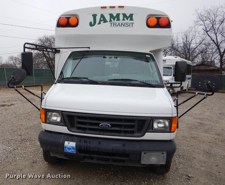 image for item FQ9659 2005 Ford E450 shuttle bus