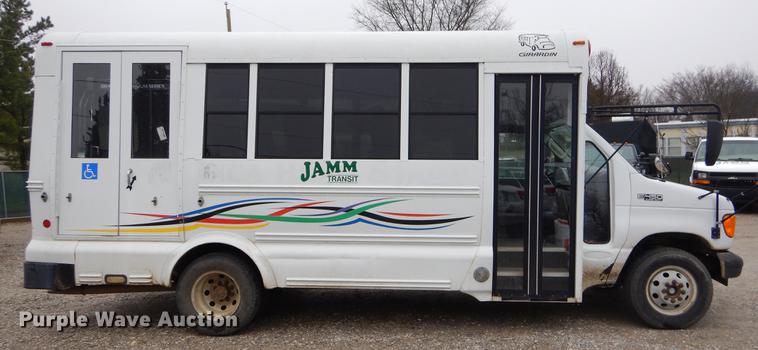 image for item FQ9659 2005 Ford E450 shuttle bus