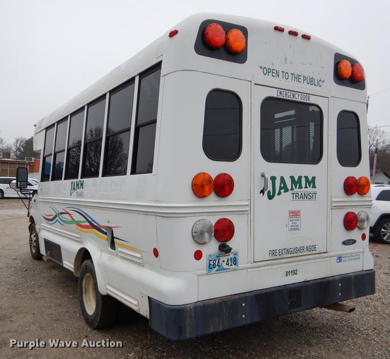 image for item FQ9659 2005 Ford E450 shuttle bus