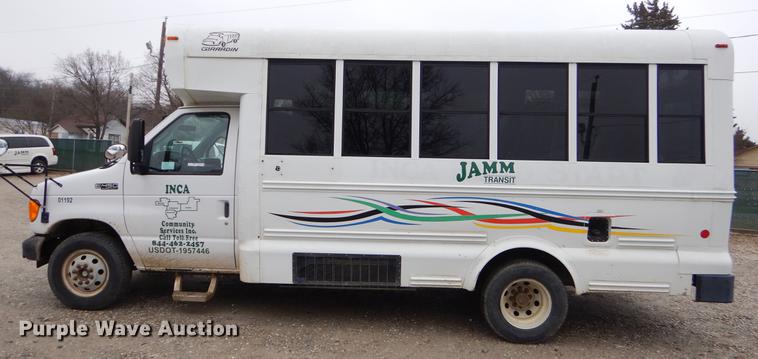 image for item FQ9659 2005 Ford E450 shuttle bus