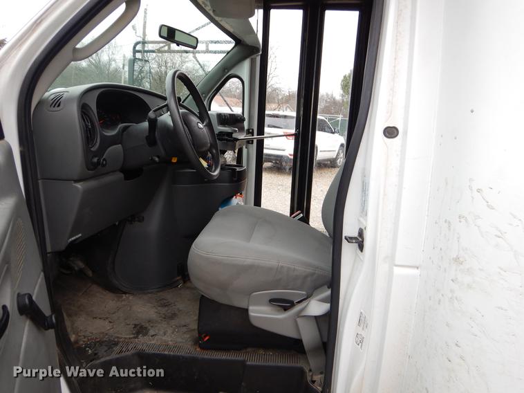 image for item FQ9659 2005 Ford E450 shuttle bus