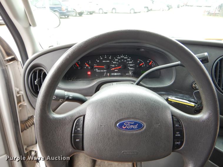 image for item FQ9659 2005 Ford E450 shuttle bus