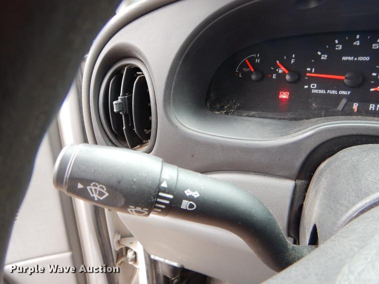 image for item FQ9659 2005 Ford E450 shuttle bus