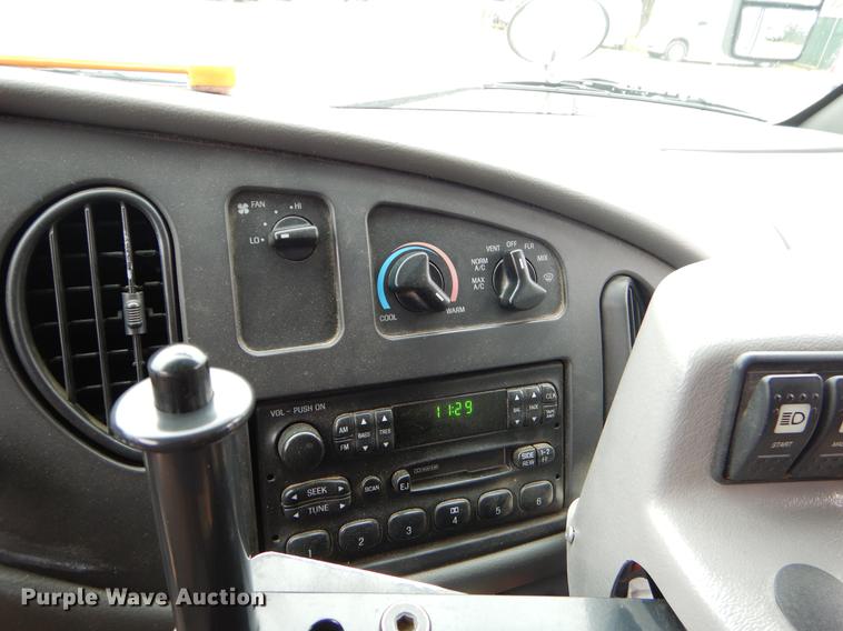 image for item FQ9659 2005 Ford E450 shuttle bus