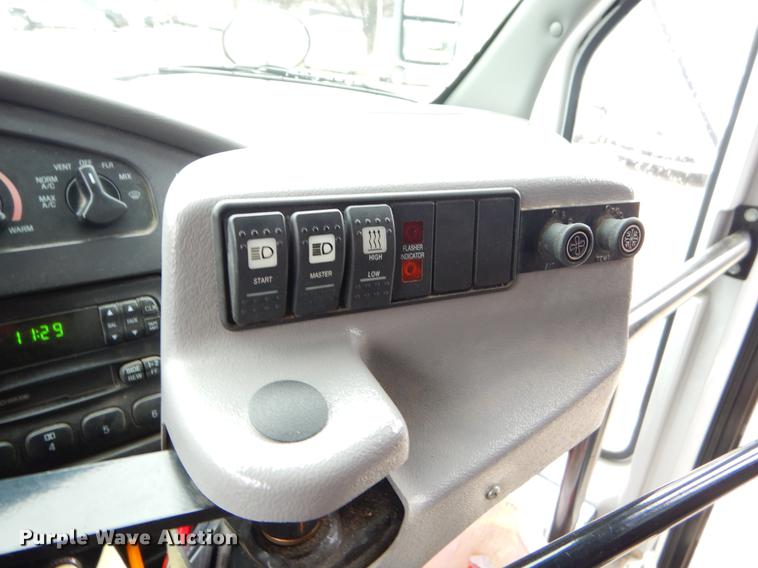 image for item FQ9659 2005 Ford E450 shuttle bus