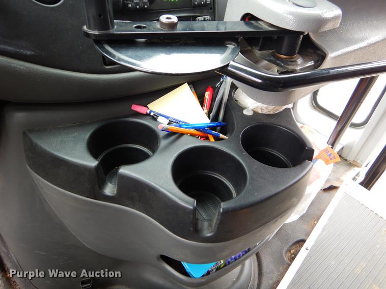 image for item FQ9659 2005 Ford E450 shuttle bus