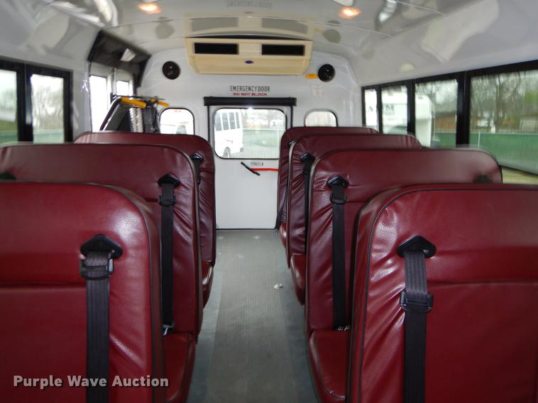 image for item FQ9659 2005 Ford E450 shuttle bus