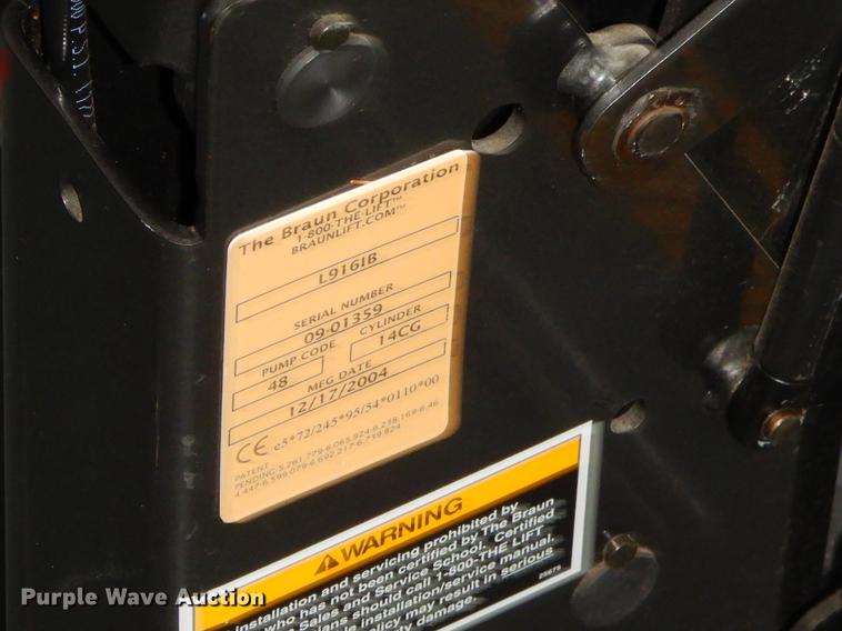 image for item FQ9659 2005 Ford E450 shuttle bus