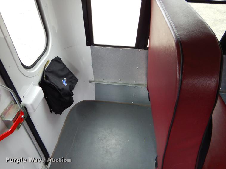 image for item FQ9659 2005 Ford E450 shuttle bus