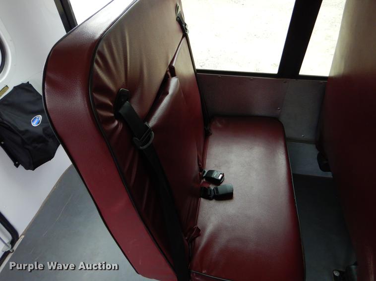 image for item FQ9659 2005 Ford E450 shuttle bus