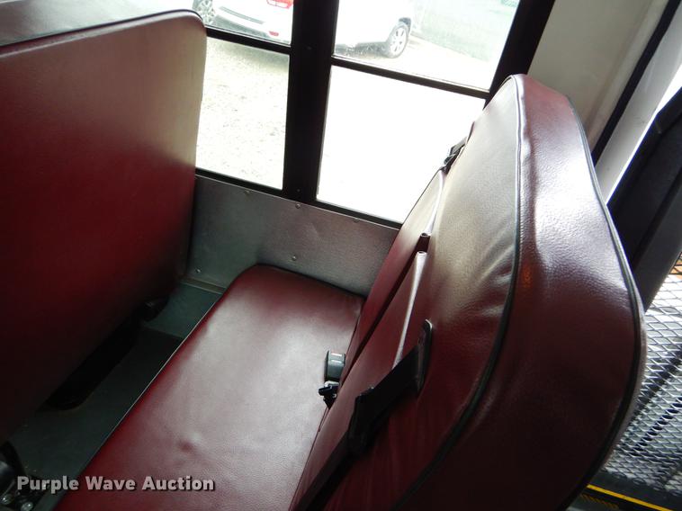 image for item FQ9659 2005 Ford E450 shuttle bus