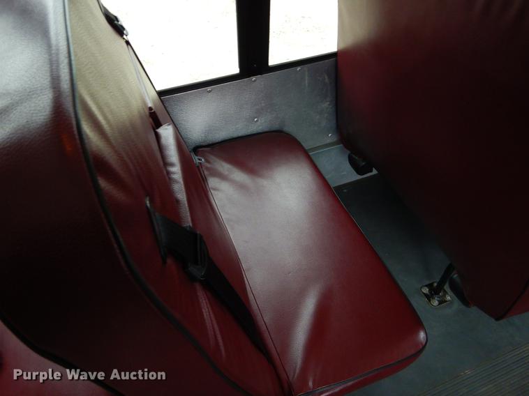 image for item FQ9659 2005 Ford E450 shuttle bus