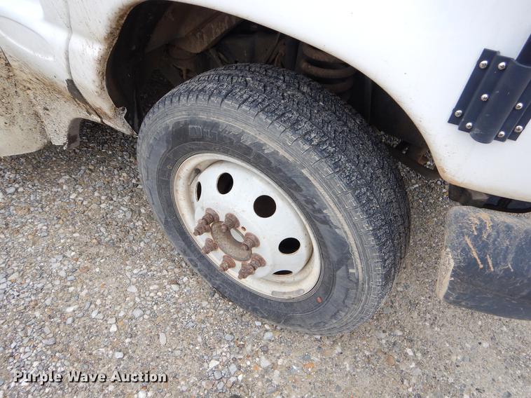 image for item FQ9659 2005 Ford E450 shuttle bus