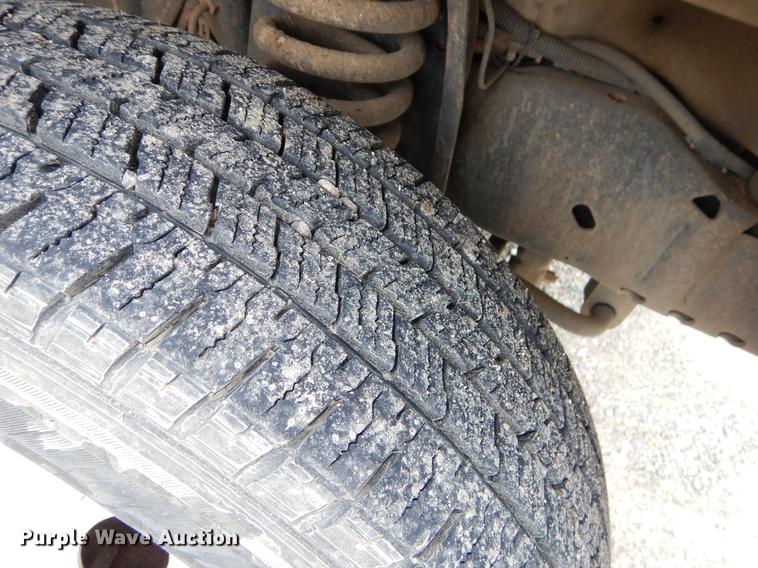 image for item FQ9659 2005 Ford E450 shuttle bus