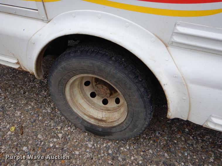 image for item FQ9659 2005 Ford E450 shuttle bus