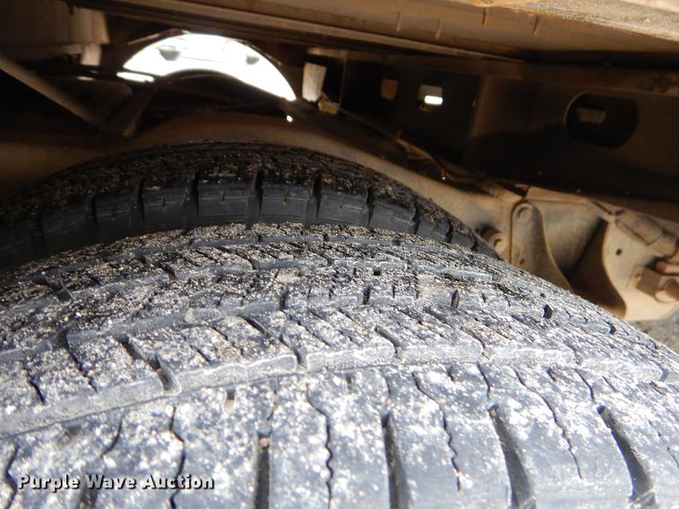 image for item FQ9659 2005 Ford E450 shuttle bus