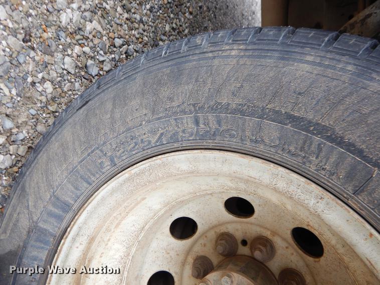 image for item FQ9659 2005 Ford E450 shuttle bus