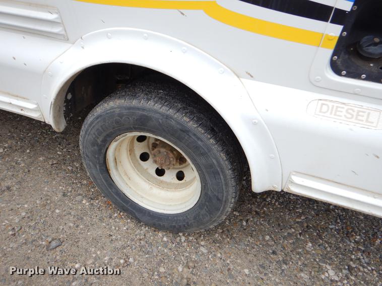 image for item FQ9659 2005 Ford E450 shuttle bus