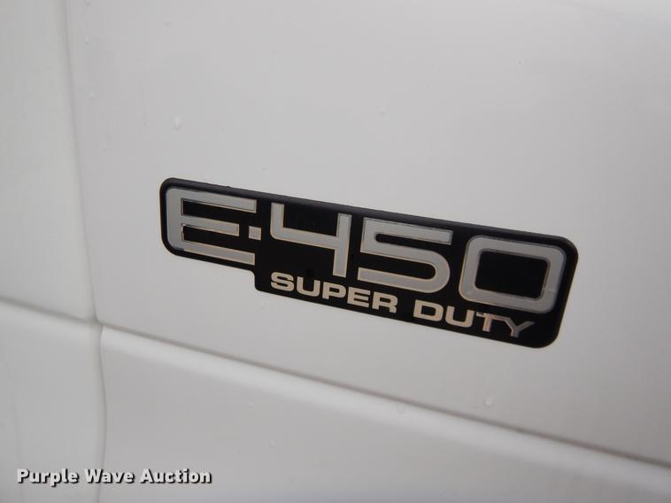 image for item FQ9659 2005 Ford E450 shuttle bus