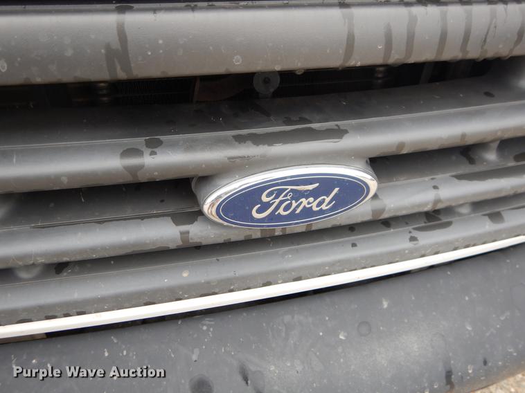 image for item FQ9659 2005 Ford E450 shuttle bus