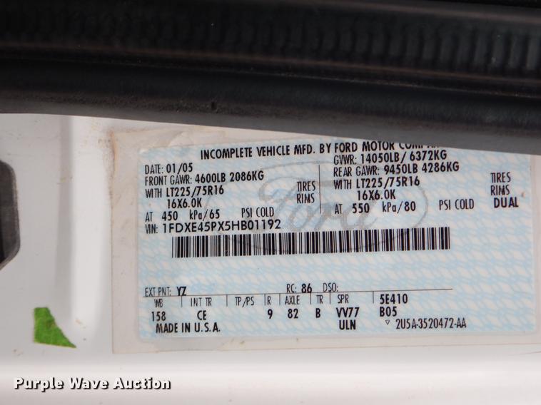 image for item FQ9659 2005 Ford E450 shuttle bus