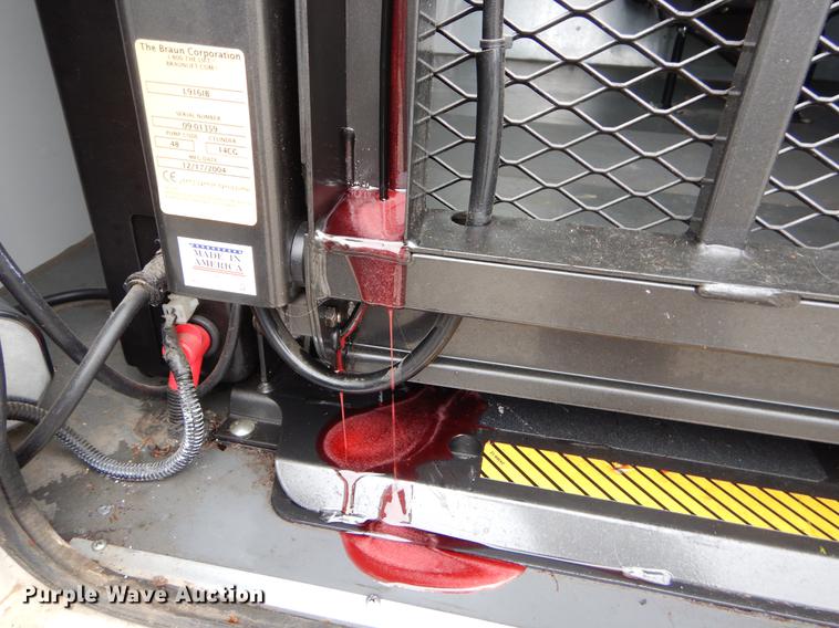 image for item FQ9659 2005 Ford E450 shuttle bus