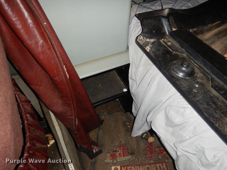 image for item FQ9660 1997 Kenworth semi truck