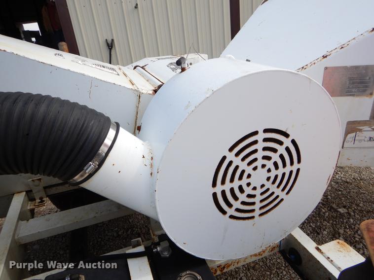 image for item FQ9668 2006 Wood Chuck 16A chipper