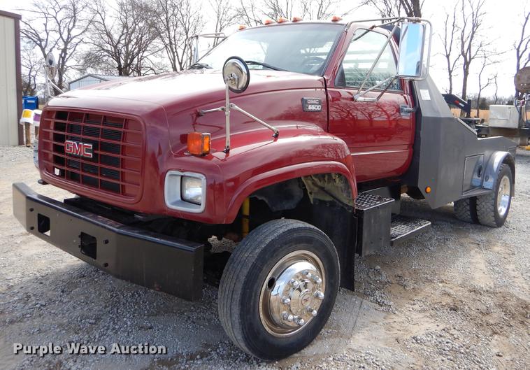 image for item FQ9669 2002 GMC C6500 flatbed truck