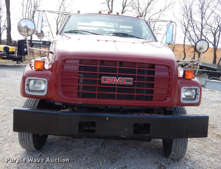 image for item FQ9669 2002 GMC C6500 flatbed truck