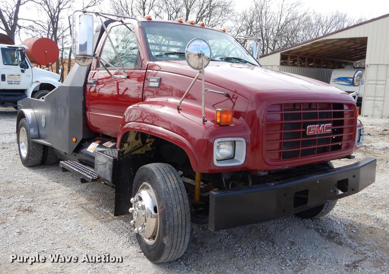 image for item FQ9669 2002 GMC C6500 flatbed truck