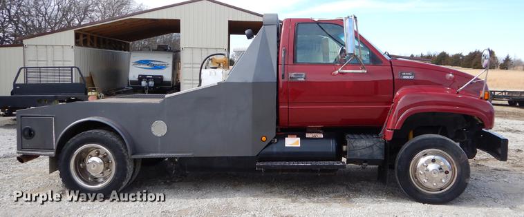 image for item FQ9669 2002 GMC C6500 flatbed truck
