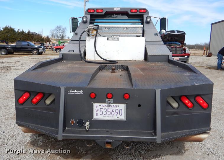 image for item FQ9669 2002 GMC C6500 flatbed truck