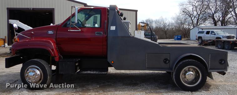 image for item FQ9669 2002 GMC C6500 flatbed truck
