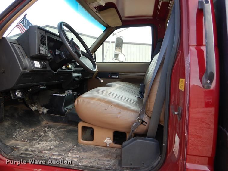 image for item FQ9669 2002 GMC C6500 flatbed truck