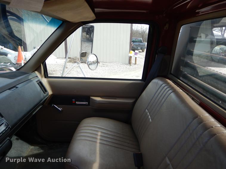 image for item FQ9669 2002 GMC C6500 flatbed truck