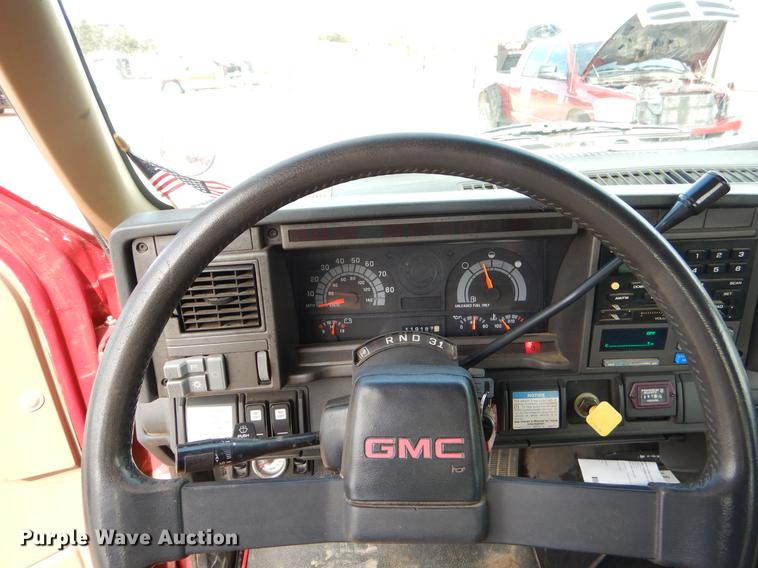 image for item FQ9669 2002 GMC C6500 flatbed truck