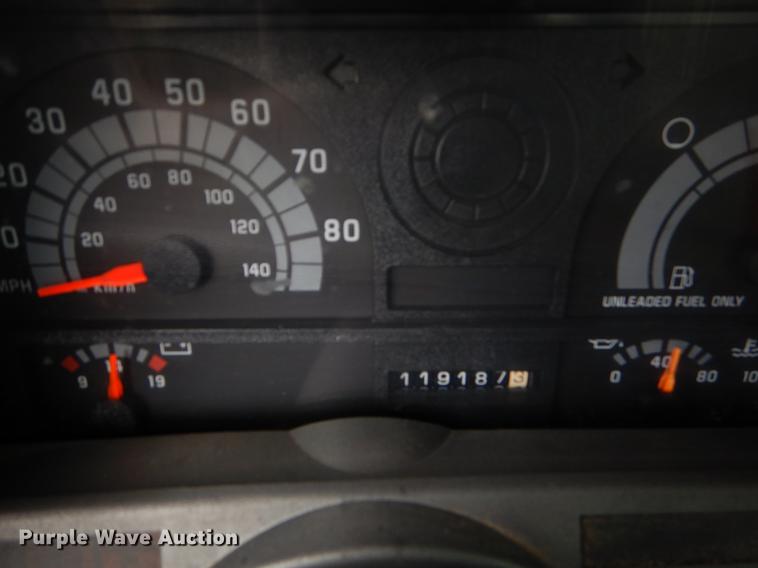 image for item FQ9669 2002 GMC C6500 flatbed truck