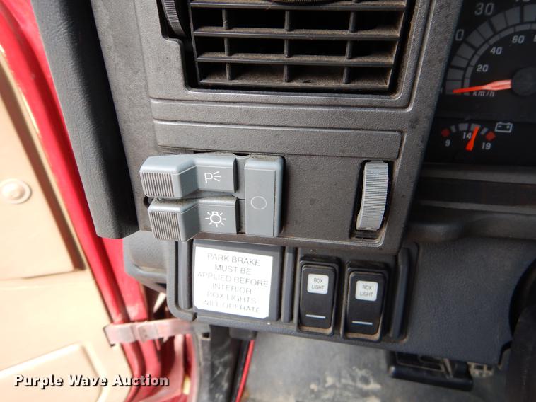 image for item FQ9669 2002 GMC C6500 flatbed truck