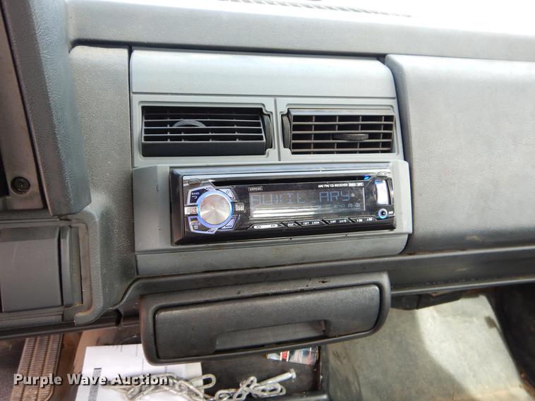 image for item FQ9669 2002 GMC C6500 flatbed truck